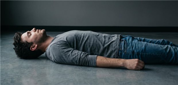 Ein Mann liegt regungslos auf dem Boden.