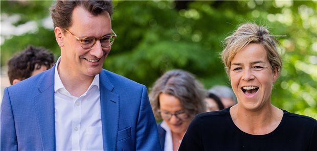 NRW-Wahl: Schwarz-grüne Gesundheitspläne bleiben vage Konnten ihre Parteien für Koalitionsverhandlungen gewinnen: Hendrik Wüst (CDU), Ministerpräsident von Nordrhein-Westfalen, und Mona Neubaur (Grüne), Spitzenkandidatin und Landesvorsitzende.