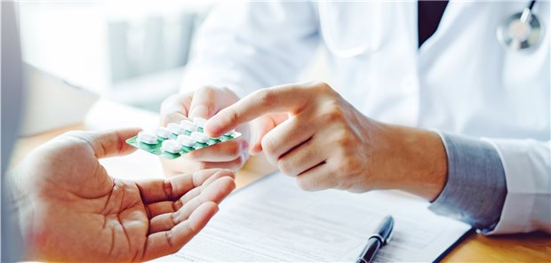 Konsequent therapieren – und immer wieder an die Notwendigkeit der Medikamenteneinnahme erinnern: Auch bei jüngeren Patienten mit atherosklerotischen Erkrankungen ist das unverzichtbar. 