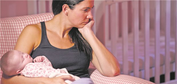 Eine Mutter hält ihr Kind in den Armen und schaut besorgt zur Seite. 