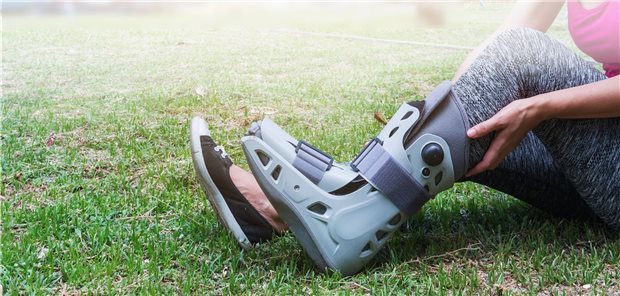 Konservative Versorgung eines Fußes: Bei einer Knöchelfraktur ist das Thromboserisiko vor allem bei derartigen Ereignissen in der Anamnese erhöht.