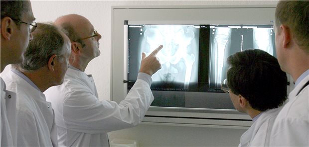 Erkrankte empfinden Teilnahme an Tumorkonferenzen als positiv Konsil im Centrum für integrierte Onkologie an der Universitäts-Klinik in Köln vor einem Röntgenbild über die Diagnose. Oliver Berg / dpa (Archivfoto)
