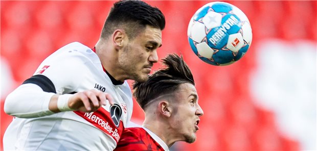 Konstantinos Mavropanos vom VfB Stuttgart überspringt im Kopfballduell Ermedin Demirovic vom SC Freiburg.