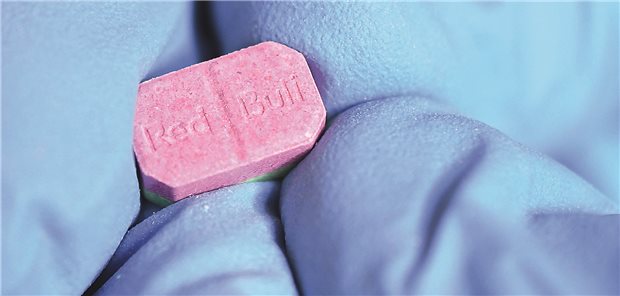 Wenn Drogen, dann wenigstens saubere Konsumenten von „Partydrogen“ – hier eine Ecstasy-Pille – werden von den bisherigen Instrumenten der Drogenhilfe nicht erreicht. Das Drug-Checking könnte das ändern, argumentiert die hessische Landesregierung.