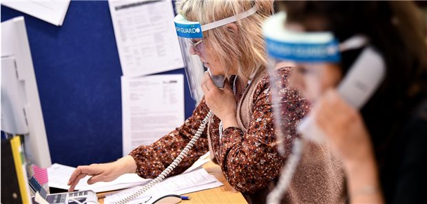 Vier Milliarden Euro für die Gesundheitsämter Kontakte nachtelefonieren: Mitarbeiter des Gesundheitsamtes Berlin Mitte im Frühjahr. Tausende neue Stellen wollen Bund und Länder in den Gesundheitsämtern schaffen. (Archivbild)