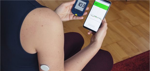 Kontinuierliche Glukosemessung (CGM): Die Messwerte des Sensors am Oberarm werden mit einem Lesegerät ausgelesen.