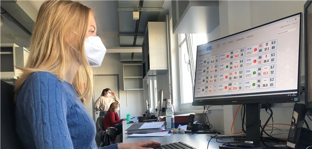 Kleiner Ohrsensor, mehr Sicherheit Kontinuierliche Kontrolle der Vitalwerte: Medizinstudentin Sari Kukkonen (vorne) gehört zum 36-köpfigen TeleCovid-Team, das die COVID-19-Patienten telemedizinisch betreut.