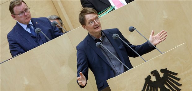 Infektionsschutz-Novelle: Lauterbach schrammt an Niederlage vorbei Kontrahenten im Streit um die Infektionsschutz-Novelle: Bundesgesundheitsminister Karl Lauterbach (SPD) verteidigte am Freitag im Bundesrat die geplanten Regelungen. Zuvor hatte Bodo Ramelow (l, Die Linke), Ministerpräsident von Thüringen und Bundesratspräsident, begründet, warum sein Land dem Gesetz nicht zustimmt.