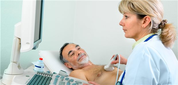 Kontrolle bei Herzinsuffizienz – eine gute Gelegenheit, auf mögliche Komorbiditäten zu achten. (Symbolbild mit Fotomodellen)