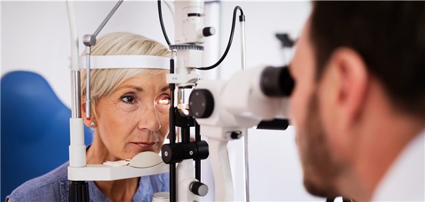 Kontrolle beim Augenarzt. Mit Brolucizumab steht Ophthalmologen eine neue Therapieoption für nAMD-Patienten zur Verfügung.