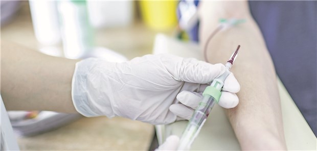 Regelmäßige Schilddrüsen-Kontrolle im Alter meist unnötig Kontrolle der Blutwerte: In Großbritannien werden jedes Jahr bei fast 30 Prozent der über 65-Jährigen TSH-Tests angefordert.