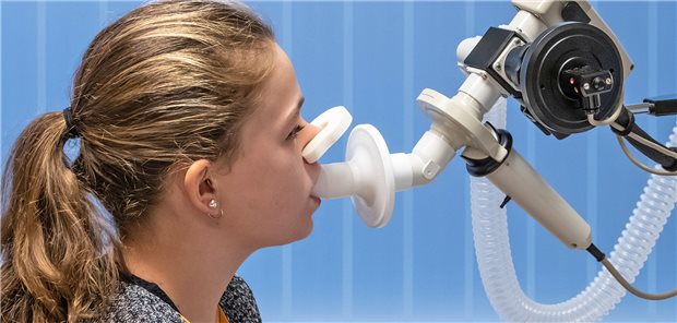 Kontrolle der Lungenfunktion ist bei cystischer Fibrose regelmäßig notwendig. (Symbolbild mit Fotomodell)