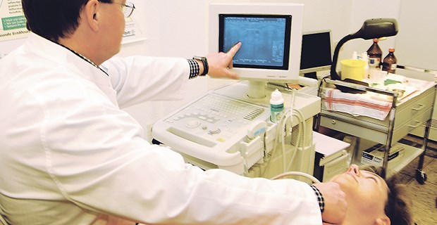 Im Alter tickt die Schilddrüse anders Kontrolle der Schilddrüsengröße und der Schilddrüsenmorphologie mittels Sonographie.