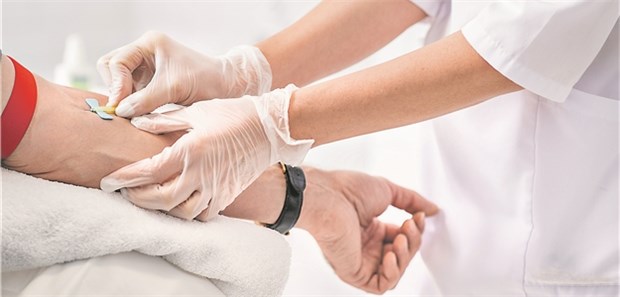 Kontrolle der Schliddrüsenwerte: Studienergebnisse sprechen wohl dafür, den TSH-Referenzwert für Menschen über 50 Jahre etwas nach oben zu verschieben.