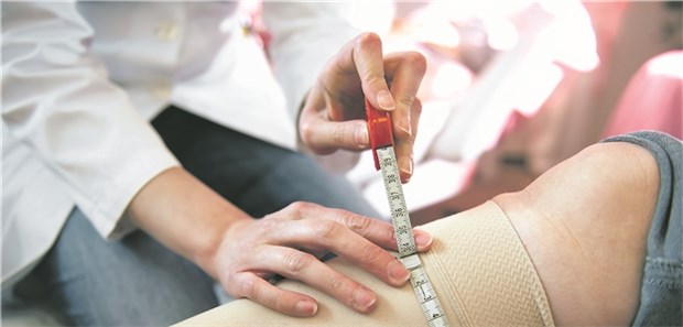 Kontrolle des Beinumfangs: Ist es erneut zu einer Thrombose gekommen?