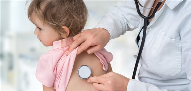 Kontrolle nach Bronchiolitis. (Symbolbild mit Fotomodell)