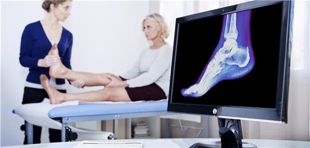 ärztliche Kontrolle nach Sprunggelenksfraktur mit Röntgenbild.