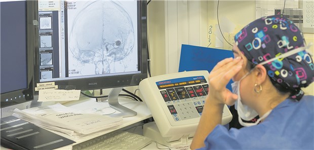 Bei Aneurysma braucht es nicht immer Coil oder Clip Kontrolle nach einem Eingriff bei einem Patienten mit Hirnaneurysma.