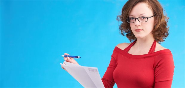 Frau mit Unterlagen und Stift schaut streng