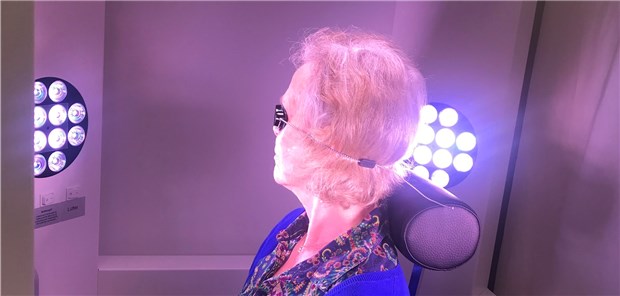 Kontrollierte Tageslicht-PDT: Ein spezielles Bestrahlungssystems appliziert Tageslicht auf die von aktinischer Keratose betroffenen Hautstellen.