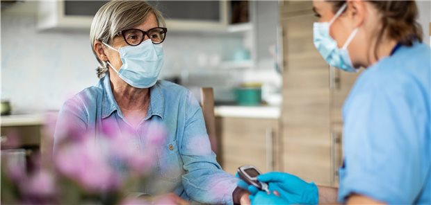 Kontrolluntersuchung mit Maske: Corona prägte 2020 auch die Arbeit diabetologischer Schwerpunktpraxen.