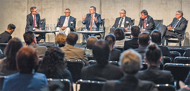 Die Nutzenbewertung bleibt umstritten Kontroverse um Nutzenbewertung: Gesundheitsökonom Wolfgang Greiner, Allgemeinarzt Dr. Carl-Heinz Müller, AOK-Chef Uwe Deh, Rechtsanwalt Claus Burgardt, Professor Dieter Paar (Sanofi) und BMG-Staatssekretär Lutz Stroppe (v.l.)