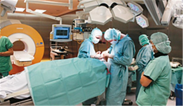 Hybrid-OP verschafft dem Personal Flexibilität Konzentration bei der Arbeit: Operationsteam im Hybrid-OP.