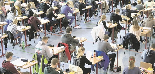 Abitur – der mühsame Weg zur bundesweiten Vergleichbarkeit Konzentriertes Arbeiten gefragt: Abiturklausur. © picture alliance / dpa