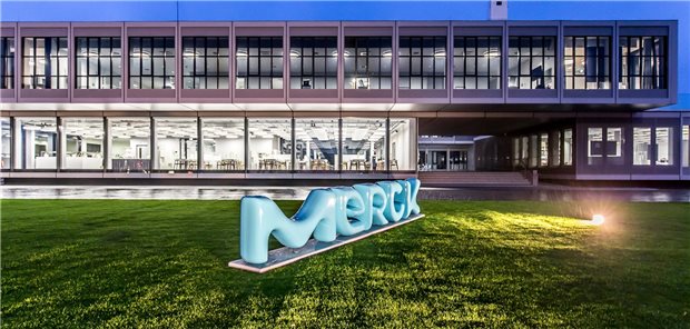 Merck Darmstadt: Unterm Strich ein Rekordjahr Konzernlogo am Stammsitz Darmstadt. Das älteste Pharmaunternehmen der Welt setzt auf ein modernes Erscheinungsbild.
