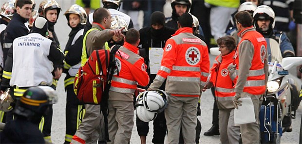 Bundeswehr soll Unfallchirurgen fortbilden Kooperation von Polizei und Rettungsteams gilt als wichtig. Eine Szene nach den Anschlägen von Paris.