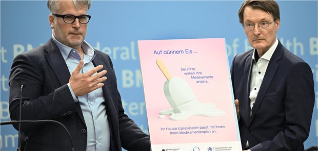 Kooperationspartner in Sachen Hitzeschutz: Bundesgesundheitsminister Professor Karl Lauterbach (SPD) und Hausärztechef Dr. Markus Beier stellten Ende Juli in Berlin erste Maßnahmen vor.