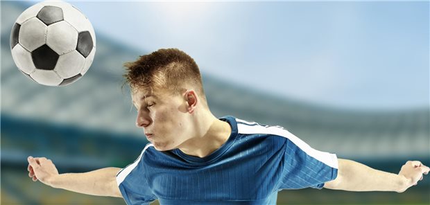 Ein Fußballspieler macht einen Kopfball. 