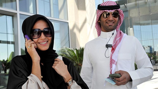 Topmodern und rigoros konservativ Kopfbedeckung tragen beide: saudisches Ehepaar in Riad.