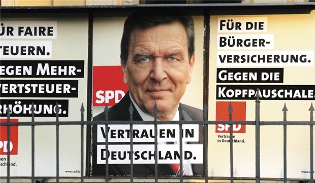 Bürgerversicherung vor der Wiederbelebung Kopfpauschale ist schwarz: SPD-Plakat mit dem damaligen Kanzler Gerhard Schröder im Bundestagswahlkampf 2005.