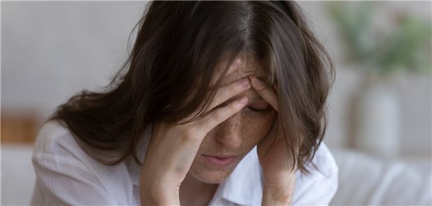 Kopfschmerzen, Konzentrationsschwäche, Fatigue: Zur Behandlung bei neurologischen Symptomen nach COVID-19 fehlen kausale Therapieoptionen, deren Nachweis belegt ist.
