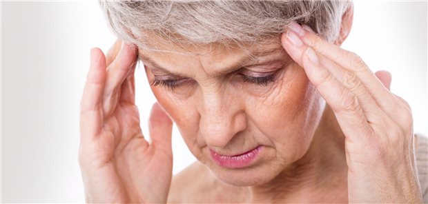 Frau mit Kopfschmerzen