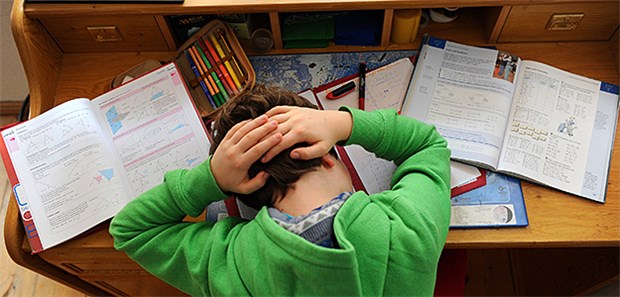 Mehr Wissen für weniger Kopfschmerz Kopfschmerzen während der Hausaufgaben: Für viele Schüler leider ein bekanntes Phänomen.