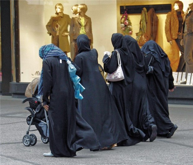 Muslimische Patientinnen in der Praxis - da ist sehr viel Sensibilität gefragt Kopftücher und lange Gewänder: Muslimische Frauen in der Innenstadt von Hannover.