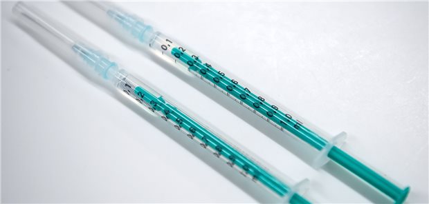 Vor der Corona-Impfung aufs Volumen schauen! Korrekt gefüllt: Spritzen mit je 0,3 ml verdünntem BNT162b2 im Bremer Impfzentrum kurz vor ihrem Einsatz.