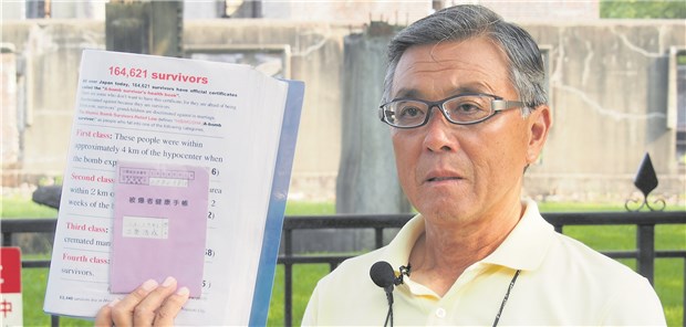 Japans Bürde – Gesundheit der Bombenkinder Kosei Mito ist ein „In-Utero-Überlebender“ der Atombombe. Seine Mutter war im vierten Monat mit ihm schwanger, als die Bombe am 6. August 1945 auf die japanische Stadt Hiroshima fiel. Hier zeigt er seinen Gesundheitsausweis.