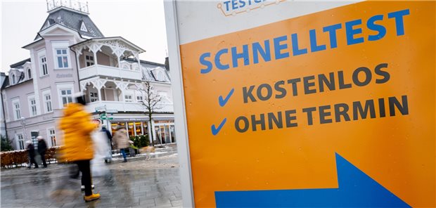 Gesundheitsminister beraten Ende der Testpflicht für dreimal Geimpfte Kostenlos, aber umständlich: Die Testpflicht für dreifach Geimpfte kommt auf den Prüfstand. Das Foto zeigt ein Hinweisschild zu einem Testzentrum im Ostseebad auf Rügen.