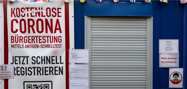 „Kostenlos“ waren die Corona Bürgertestungen tatsächlich nie, rund eine Milliarde Euro hat das Verfahren den Staat monatlich gekostet.
