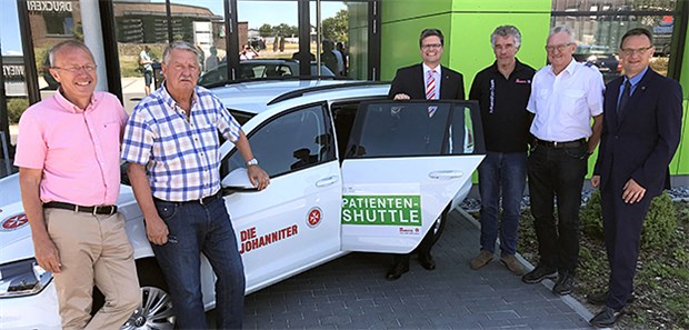 „Patientenshuttle“ braucht Publicity Kostenloser Fahrdienst per Patientenshuttle. Mit viel Optimismus dabei (v.l.n.r.) Dr. Lukas Bockelmann (Ärztevereins-Vorsitzender), Dr. Volker Niehaus (Vors. d. KVN Bezirksausschusses Aurich), Mark Barjenbruch (KVN Vorstandsvorsitzender), Peter Hilbink, Hans-Hermann Hunfeld (beide Johanniter Unfallhilfe e.V.), Dieter Krott (Geschäftsführer der KVN-Bezirksstelle Aurich)