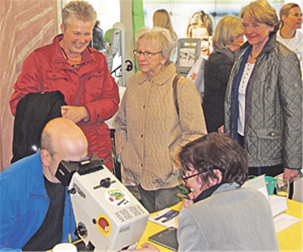 Medizin in Zeiten des demografischen Wandels Kostenloser Sehtest im Wiesbadener Rathaus.