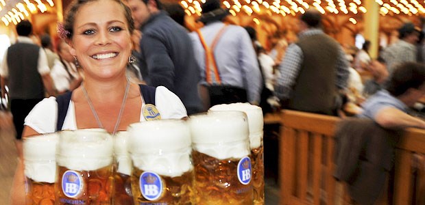 Kräftige Unterarme sind von Vorteil, um den Alltag als Kellner gut zu überstehen.