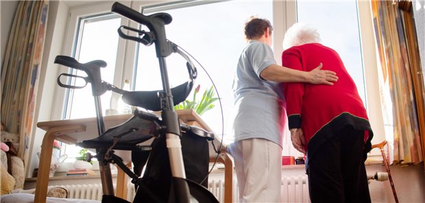 Kräftiges Plus: Im Schnitt knapp neun Prozent mehr Lohn gibt es für Beschäftigte in der Langzeitpflege.