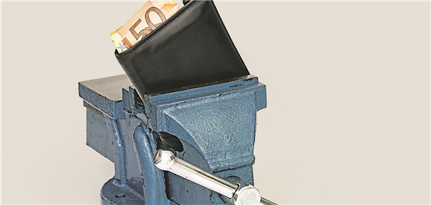 Immer höherer Eigenanteil für Heimbewohner Kraftakt: Die zusätzlichen Kosten für das Pflegeheim aus eigener Tasche zu zahlen, wird für ältere Menschen immer schwieriger.