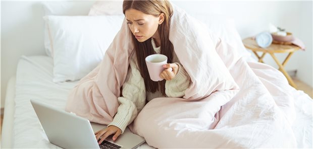 Erzieher und Pfleger besonders häufig wegen COVID-19 arbeitsunfähig Krank im Bett? Aus dem WIdO-Fehlzeitenreport geht hervor, dass die Berufe in der Kinderbetreuung und -erziehung besonders häufig wegen einer COVID-19-Diagnose ausgefallen sind. (Symbolbild mit Fotomodell)