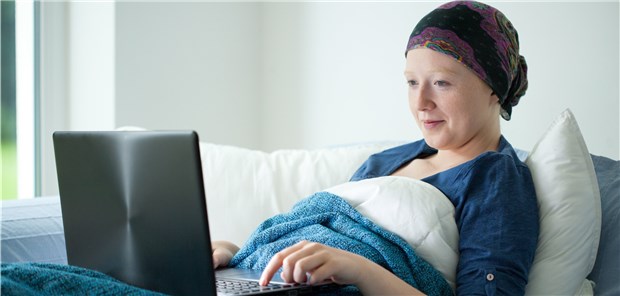 Krank im Bett: Selbst wenn eine Fernbehandlung möglich ist, die AU ist nach Fernkontak nach wie vor unzulässig, sagt die Wettbewerbszentrale.