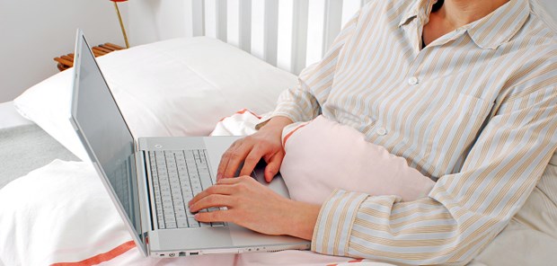 Vor dem Arztbesuch noch schnell ins Internet Krank im Bett? Viele Patienten informieren sich dann im Web über mögliche Diagnose und Therapie.